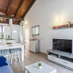2 Bedroom Amazing In Cervar Porat Casa de Férias