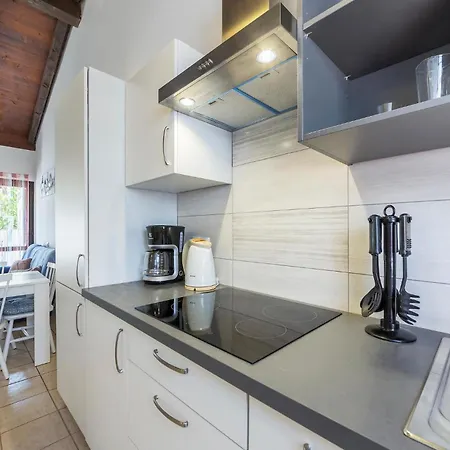 Сasa de vacaciones 2 Bedroom Amazing In Cervar Porat Poreč