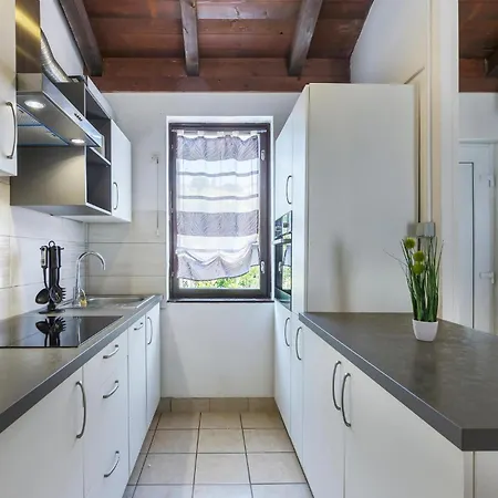 2 Bedroom Amazing In Cervar Porat Сasa de vacaciones Poreč