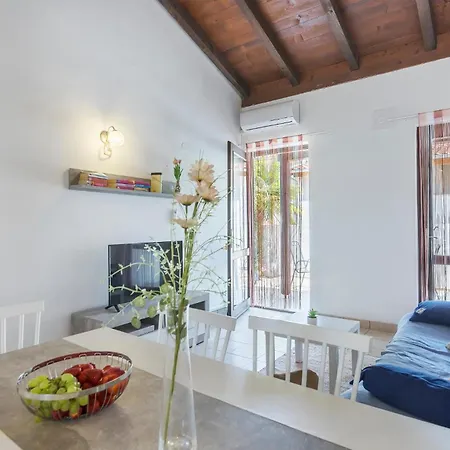 2 Bedroom Amazing In Cervar Porat בית נופש