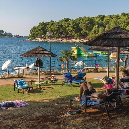 2 Bedroom Amazing In Cervar Porat Casa de Férias Poreč