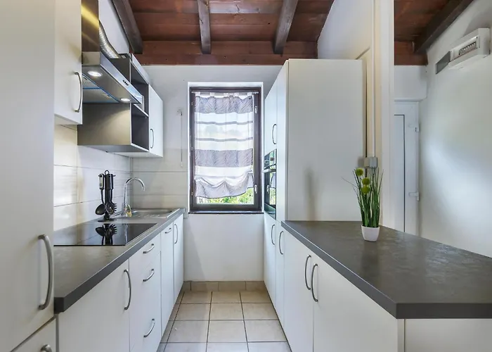 Lovely In Cervar Porat With Wifi Feriehus Poreč